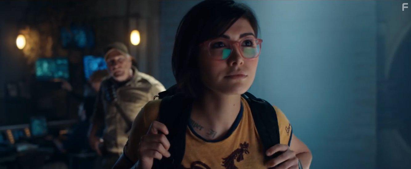 Ted Levine and Daniella Pineda in Jurassic World: Fallen Kingdom (2018)