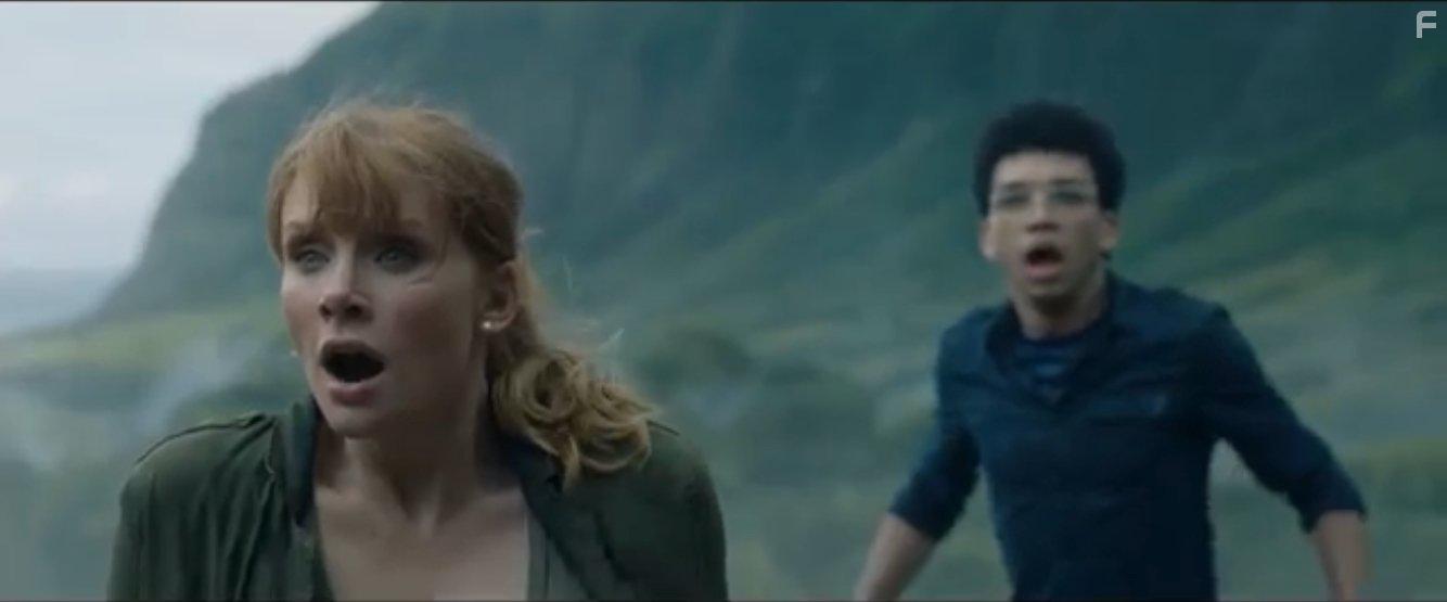 Bryce Dallas Howard and Justice Smith in Jurassic World: Fallen Kingdom (2018)