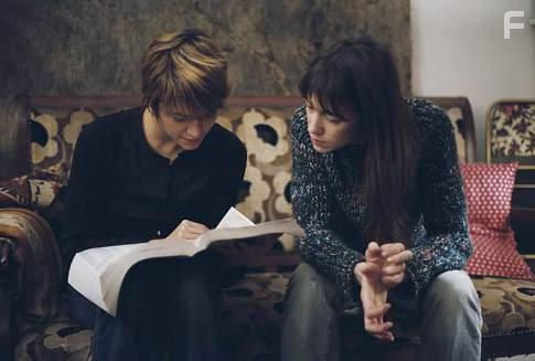 Charlotte Gainsbourg and Emma de Caunes in La science des rves (2006)