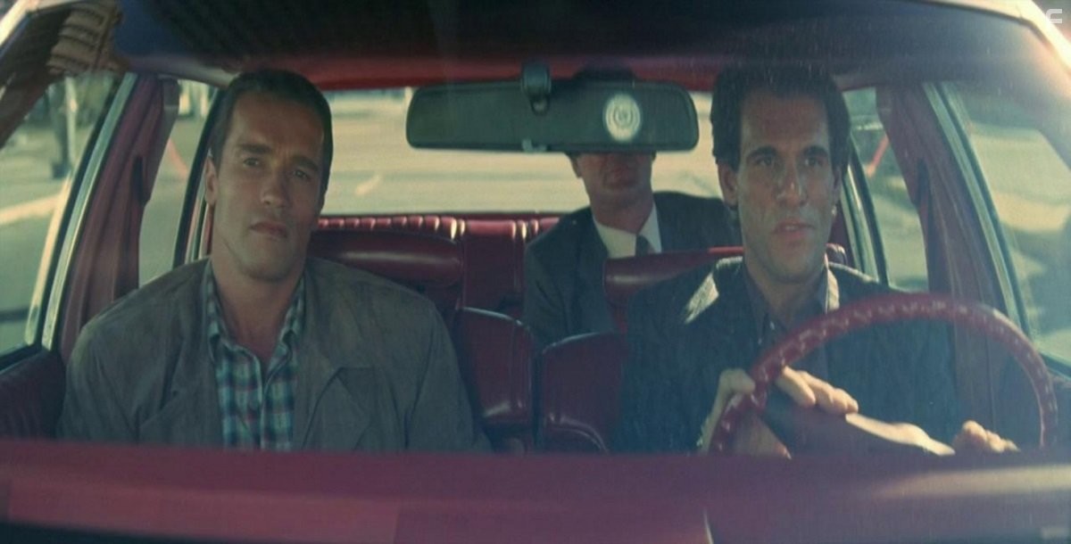 Arnold Schwarzenegger and Robert Davi in Без компромиссов (1986)