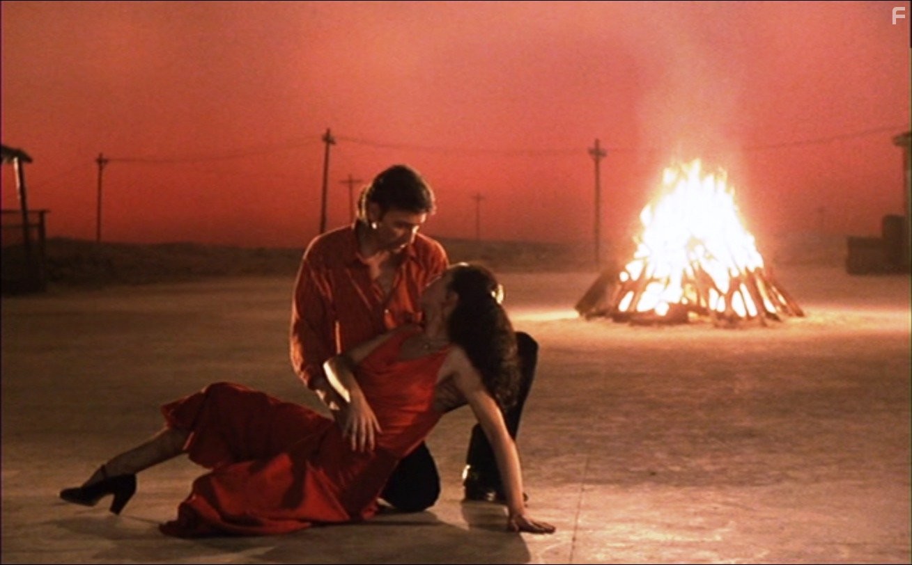 Antonio Gades and Laura del Sol in Колдовская любовь (1986)