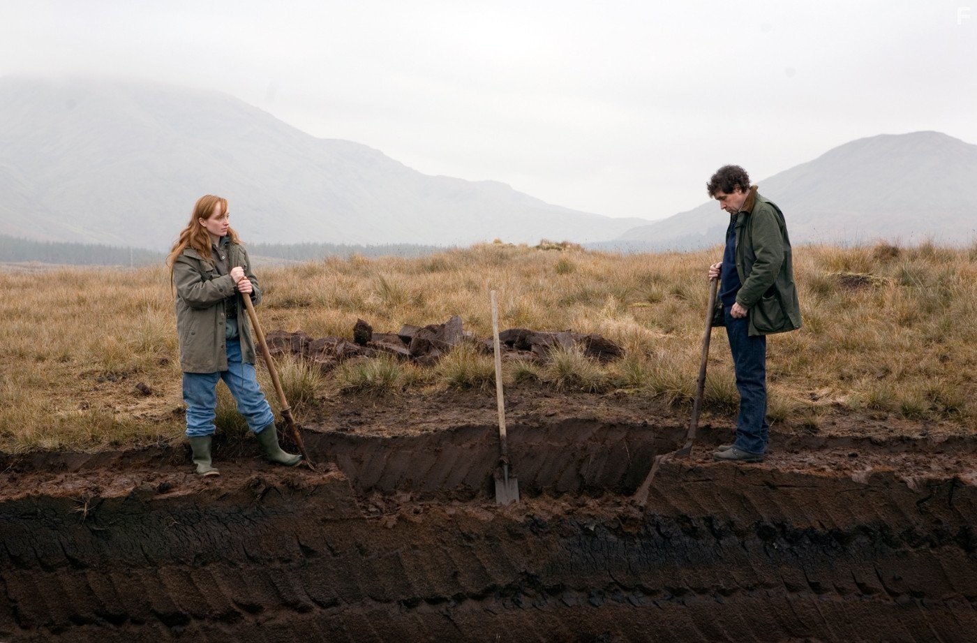 Stephen Rea and Lotte Verbeek in Ничего личного (2009)