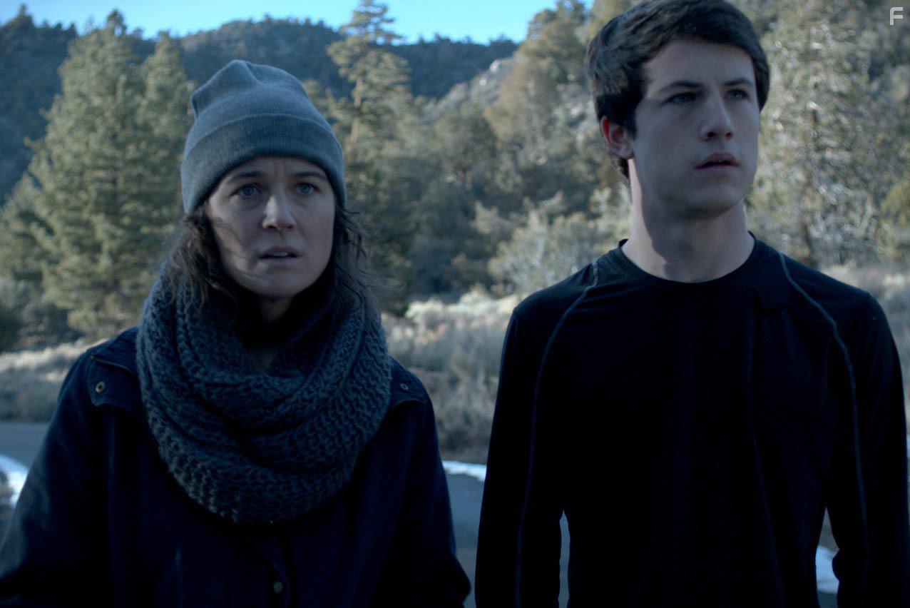 Dylan Minnette and Piercey Dalton in The Open House (2018)