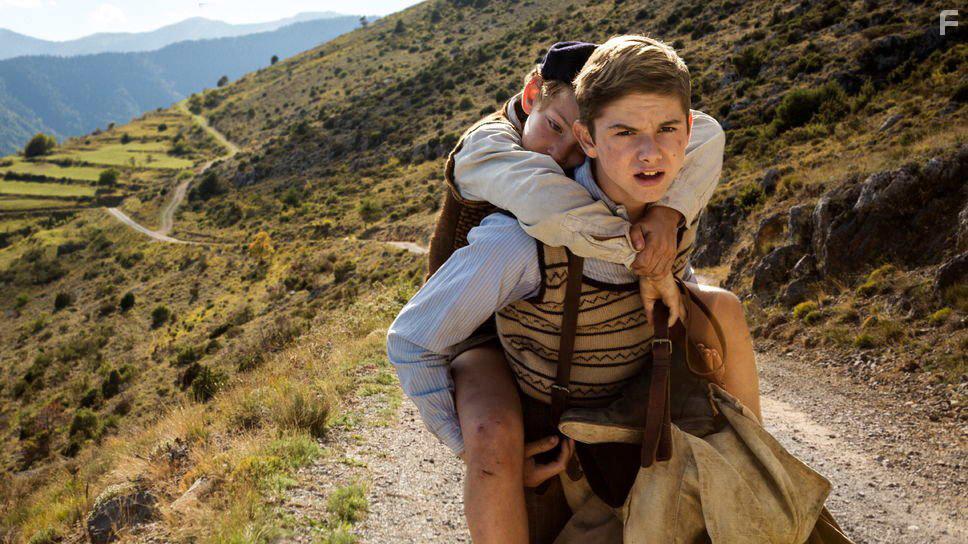 Batyste Fleurial and Dorian Le Clech in Un sac de billes (2017)