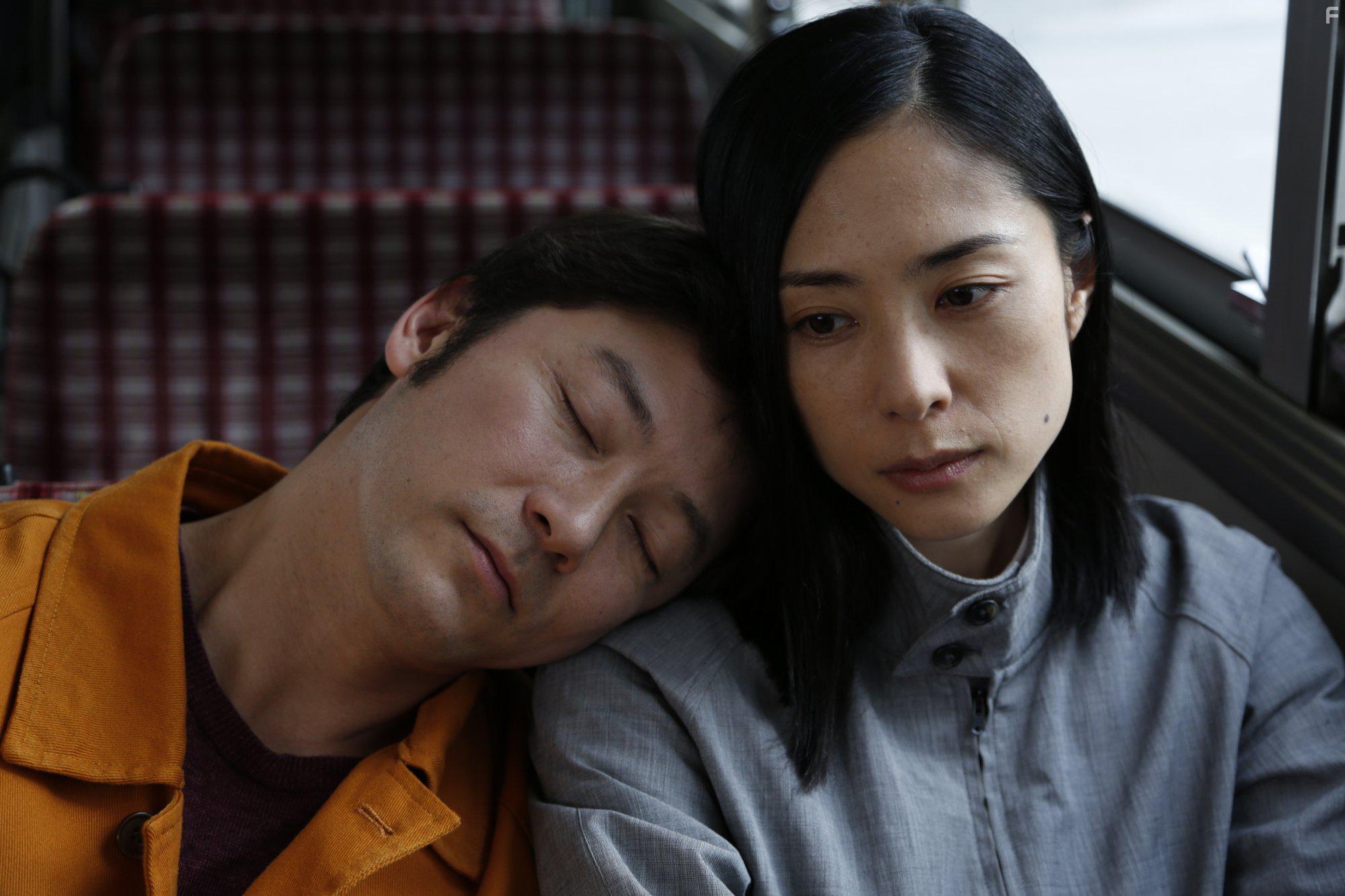 Tadanobu Asano and Eri Fukatsu in Kishibe no tabi (2015)
