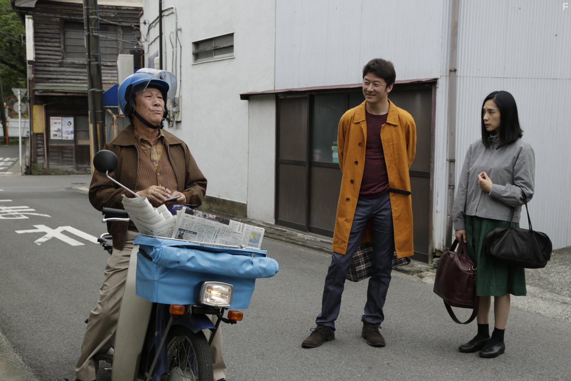 Tadanobu Asano and Eri Fukatsu in Kishibe no tabi (2015)