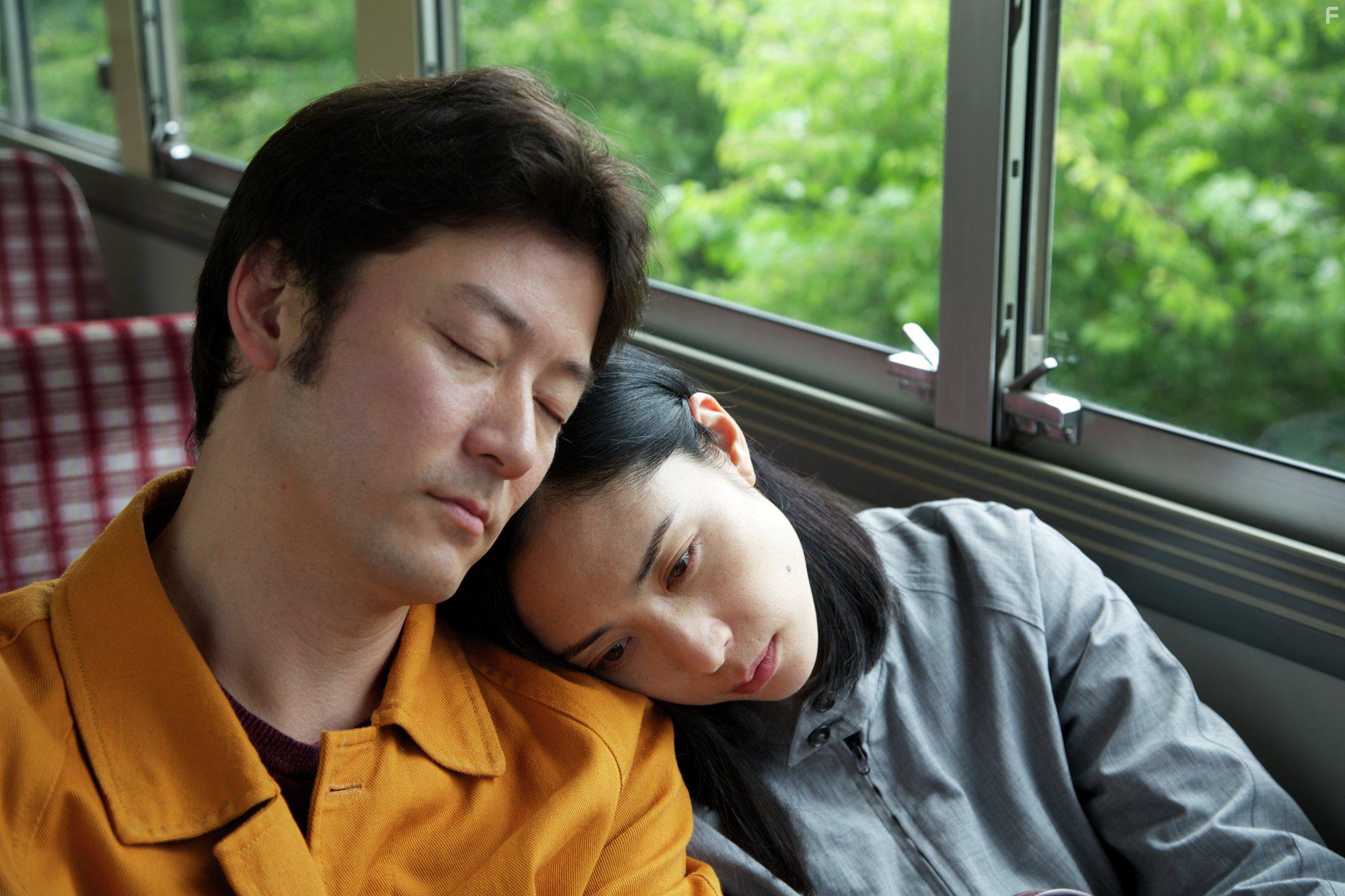 Tadanobu Asano and Eri Fukatsu in Kishibe no tabi (2015)