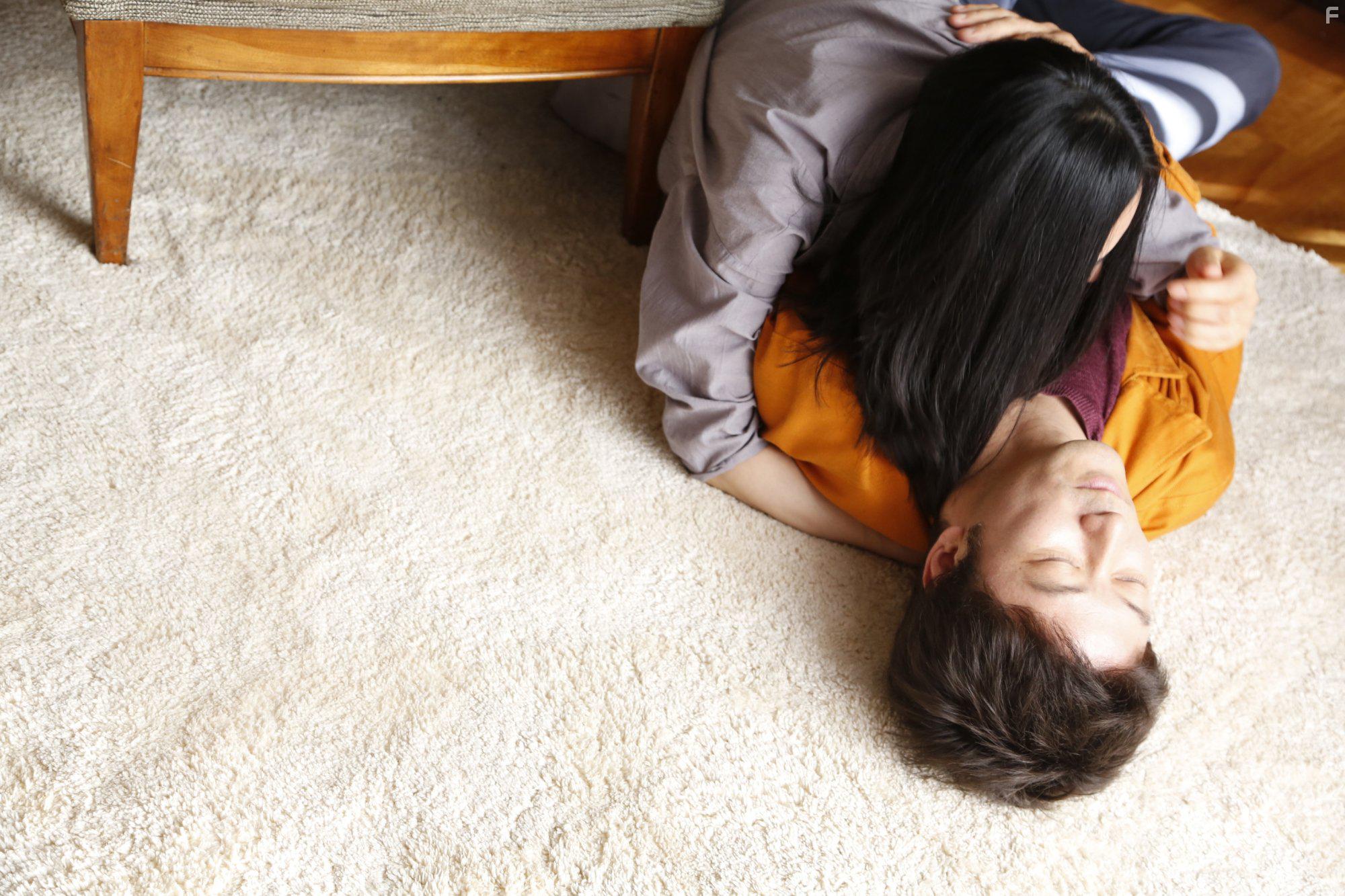 Tadanobu Asano and Eri Fukatsu in Kishibe no tabi (2015)