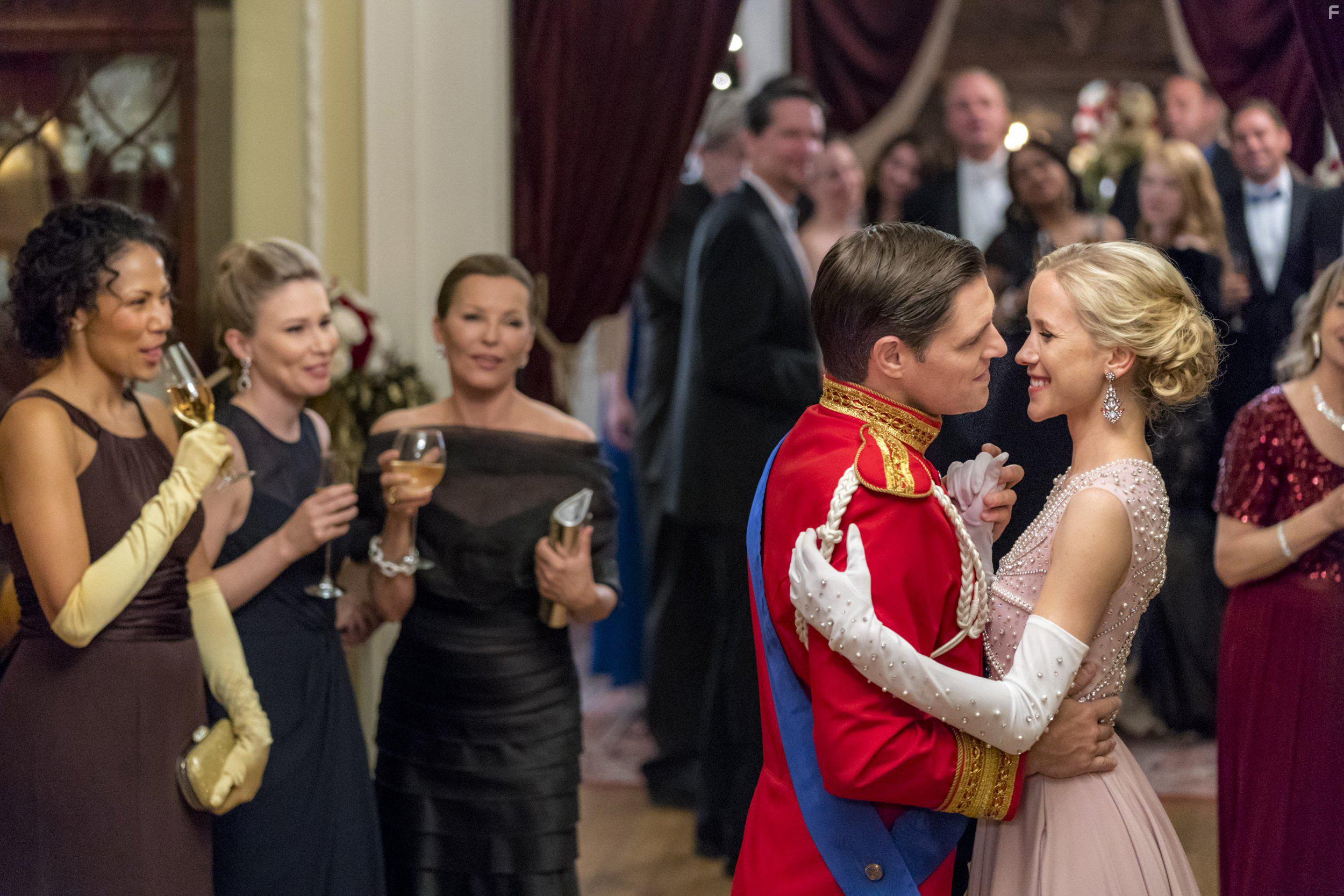 Cheryl Ladd, Nicole LaPlaca, Sam Page, Jessy Schram, and Crystal Balint in Royal New Year's Eve (2017)