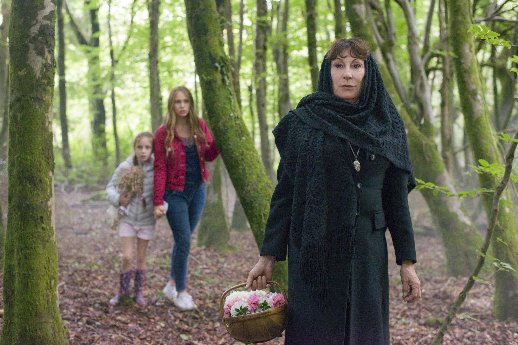 Anjelica Huston, Tallulah Evans, and Dixie Egerickx in The Watcher in the Woods (2017)