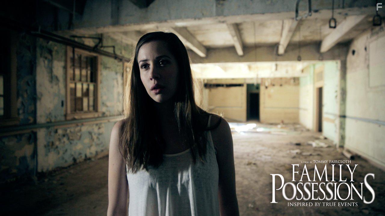 Leah Wiseman in Family Possessions (2016)