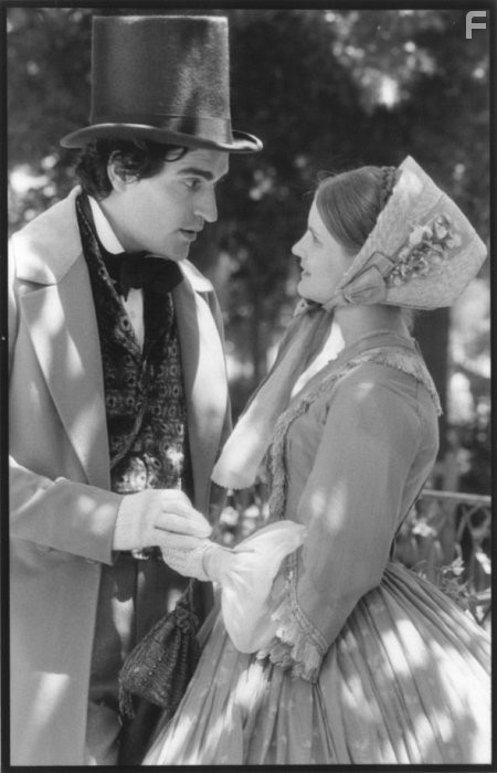 Jennifer Jason Leigh and Ben Chaplin in Площадь Вашингтона (1997)