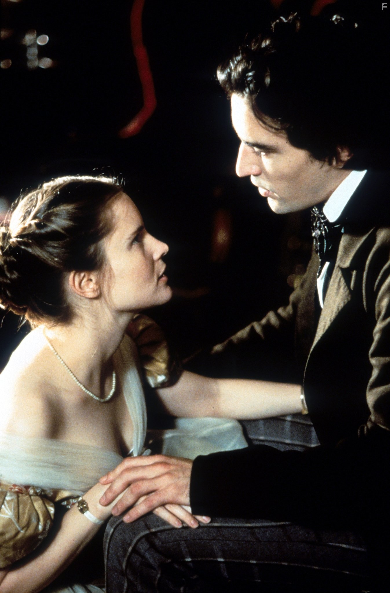 Jennifer Jason Leigh and Ben Chaplin in Площадь Вашингтона (1997)