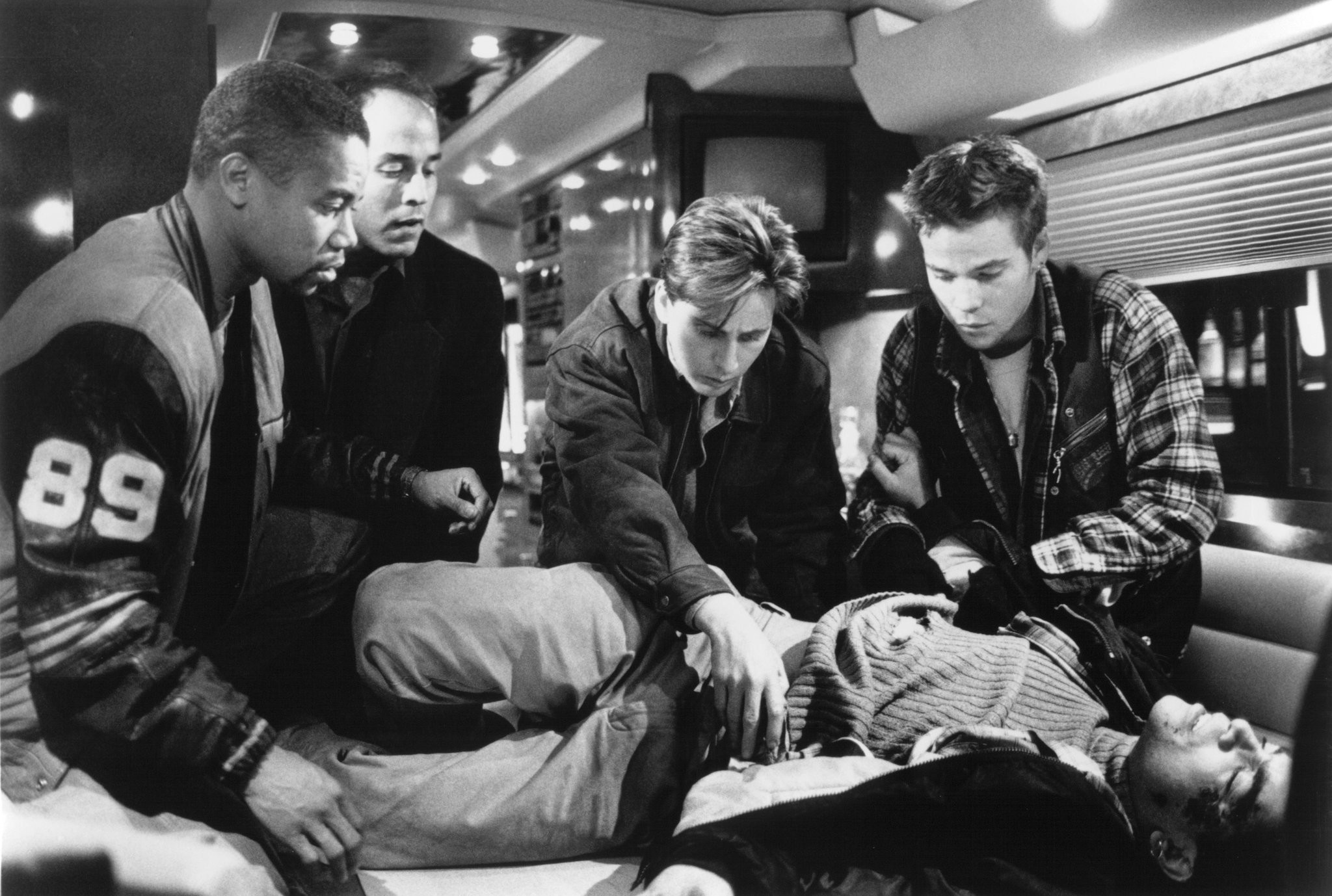 Emilio Estevez, Cuba Gooding Jr., Stephen Dorff, Jeremy Piven, and Michael DeLorenzo in Ночь страшного суда (1993)