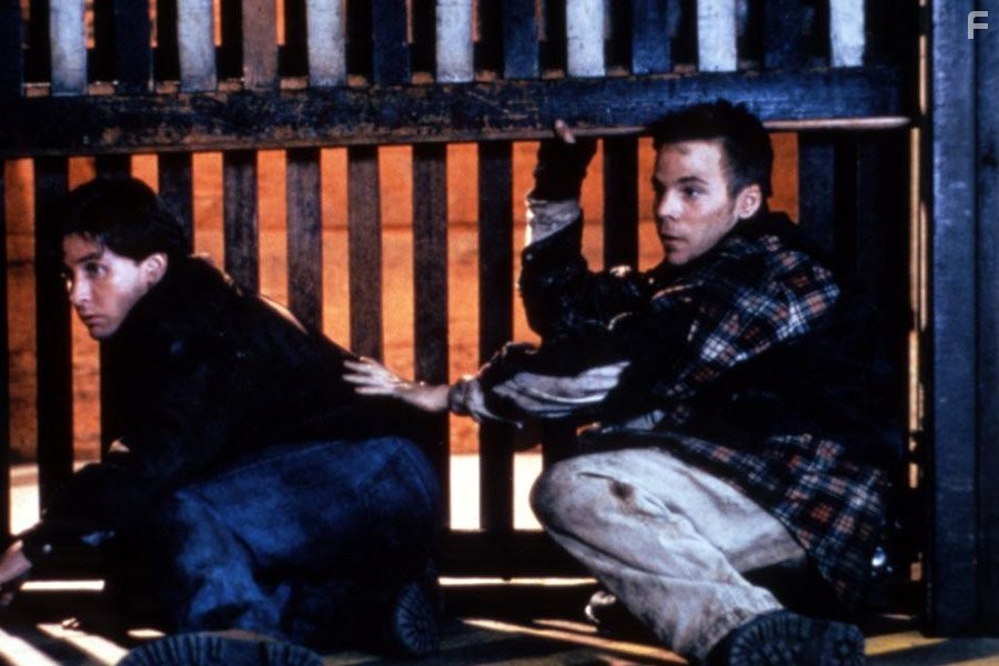 Emilio Estevez and Stephen Dorff in Ночь страшного суда (1993)