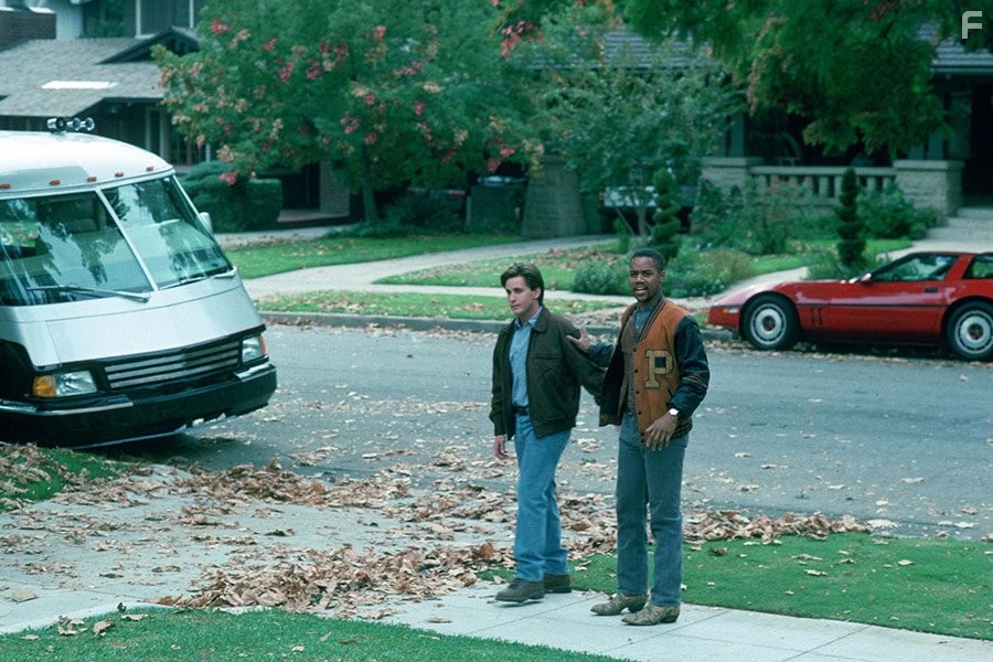 Emilio Estevez and Cuba Gooding Jr. in Ночь страшного суда (1993)