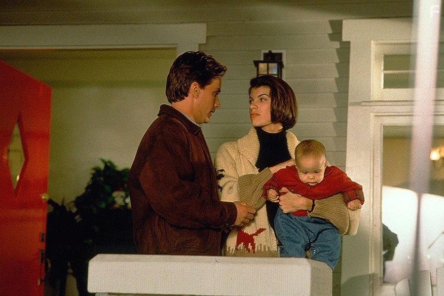 Emilio Estevez and Christine Harnos in Ночь страшного суда (1993)