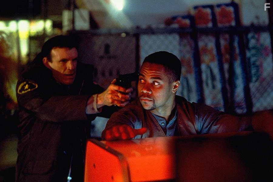 Cuba Gooding Jr. and David L. Crowley in Ночь страшного суда (1993)