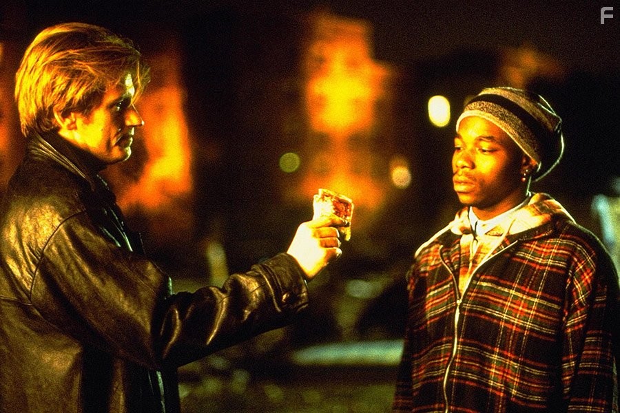 Denis Leary and Relioues Webb in Ночь страшного суда (1993)