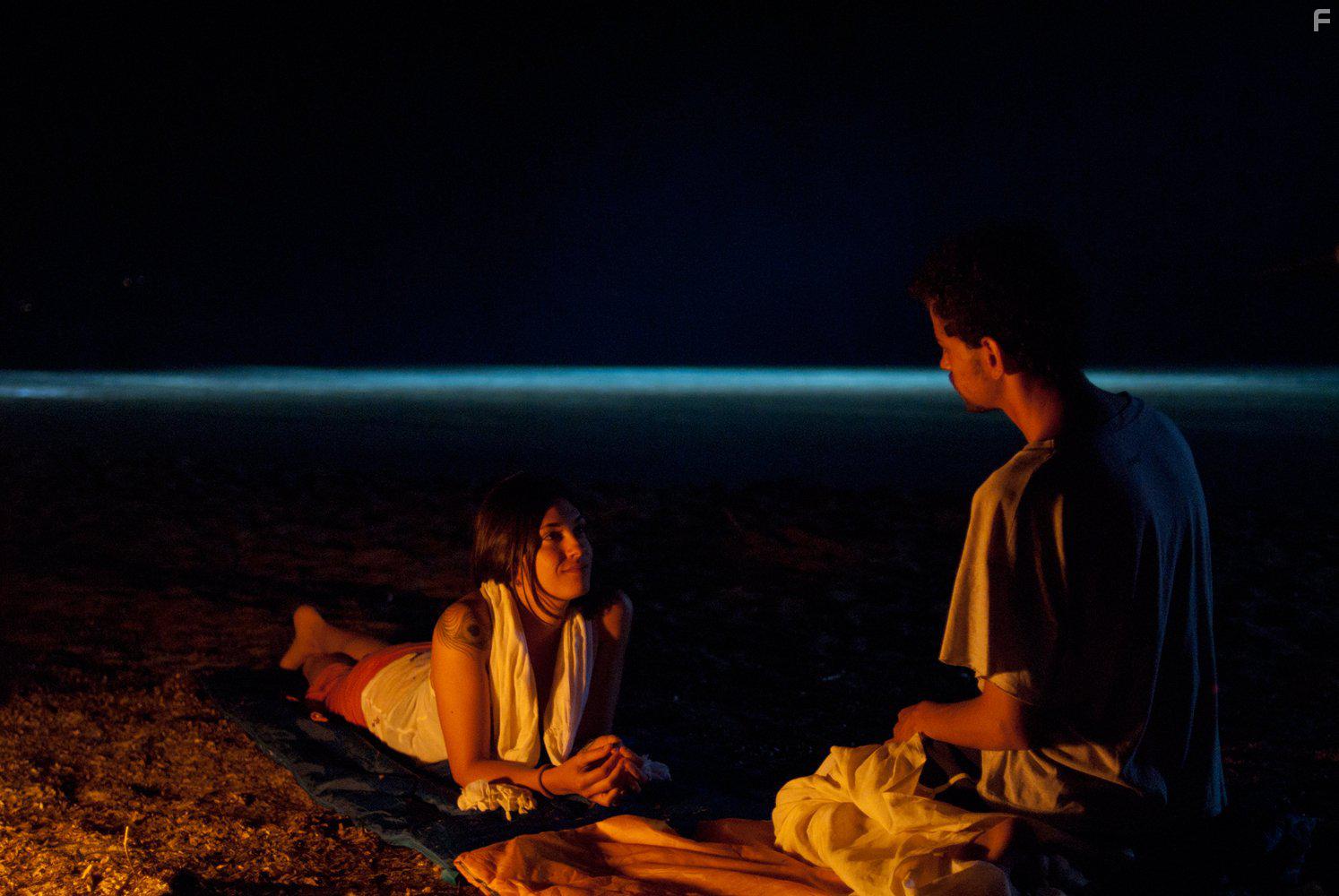 Tawfeek Barhom and Niki Vakali in Enas allos kosmos (2015)