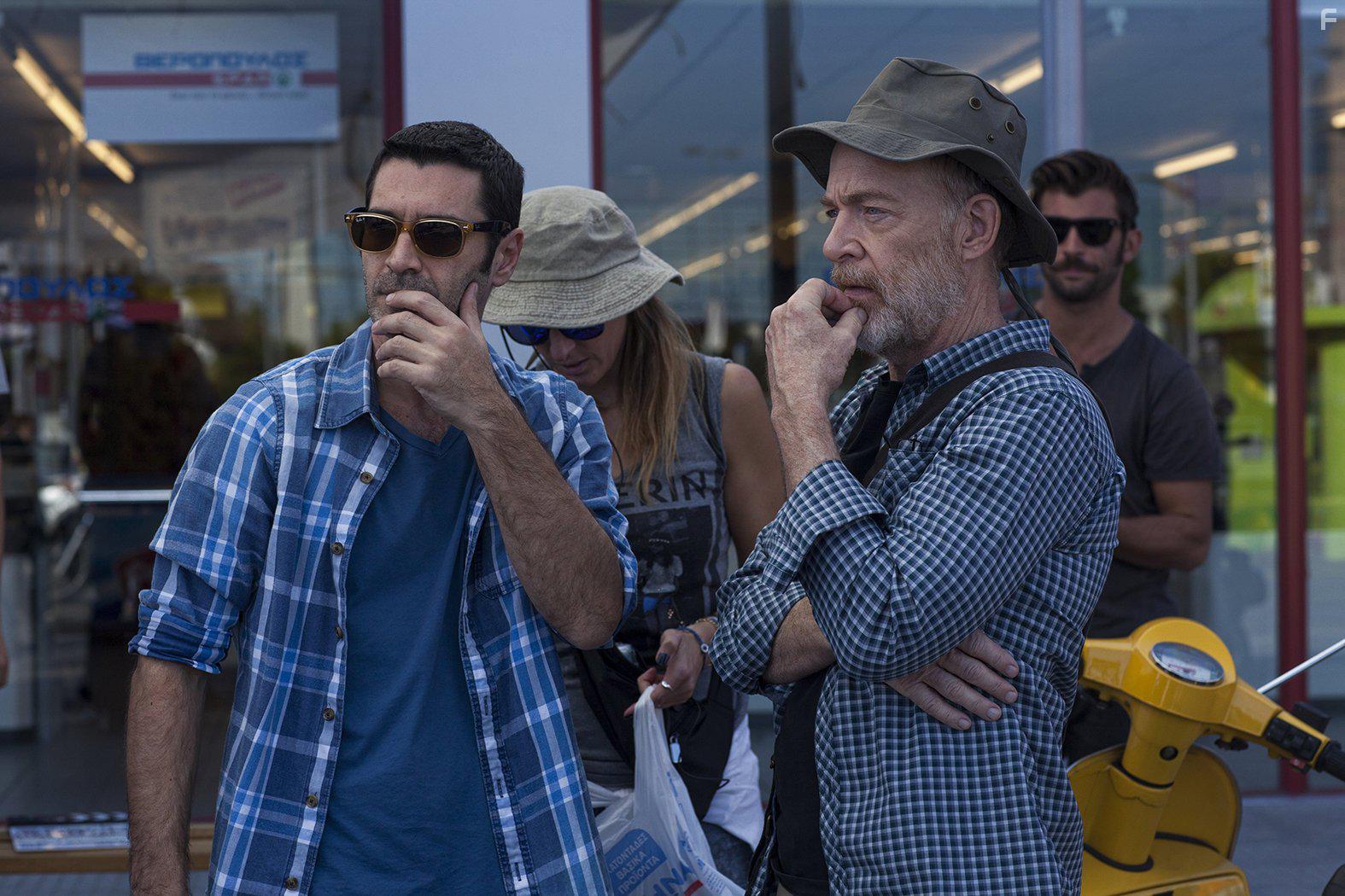 Christopher Papakaliatis and J.K. Simmons in Enas allos kosmos (2015)