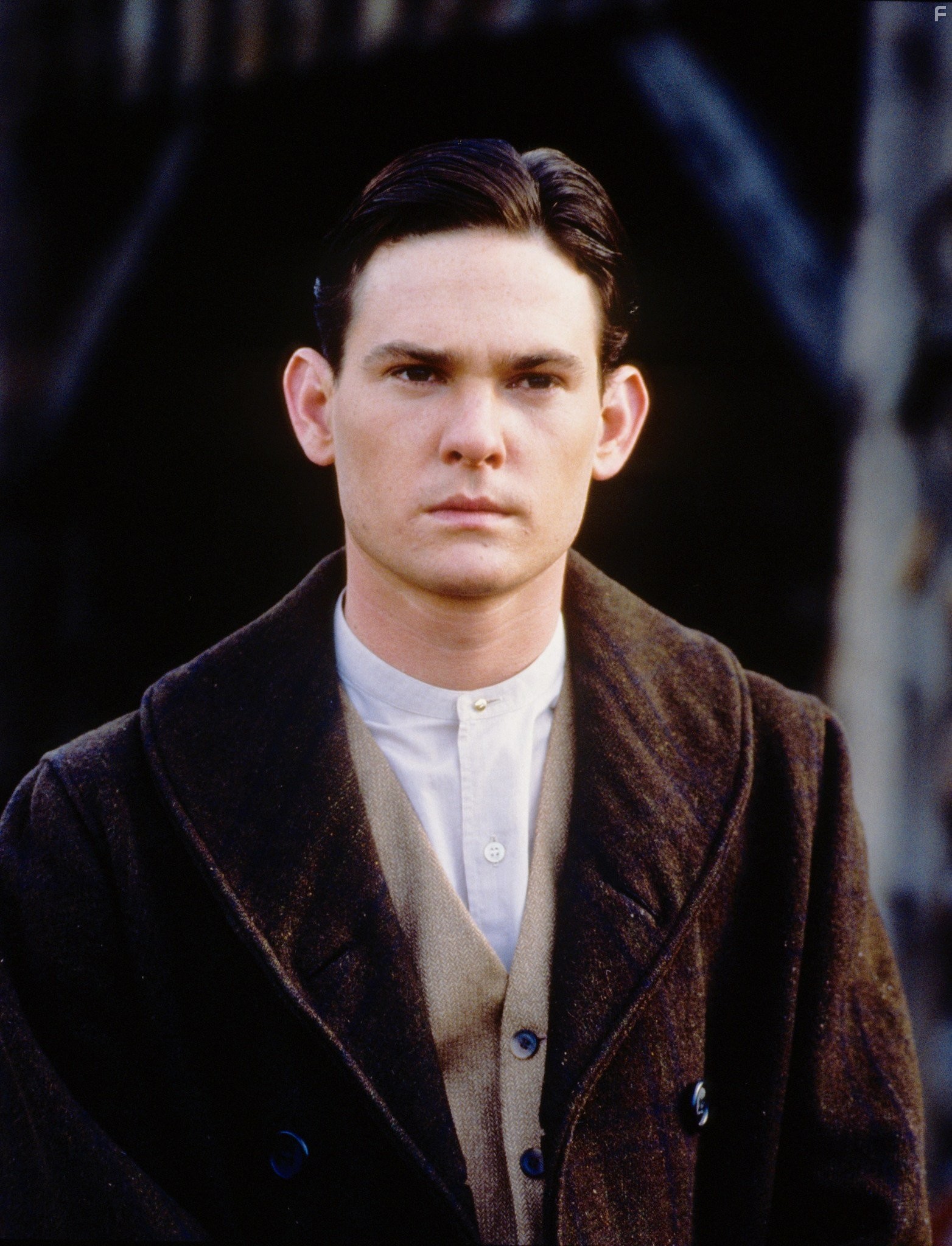 Henry Thomas in Легенды осени (1994)