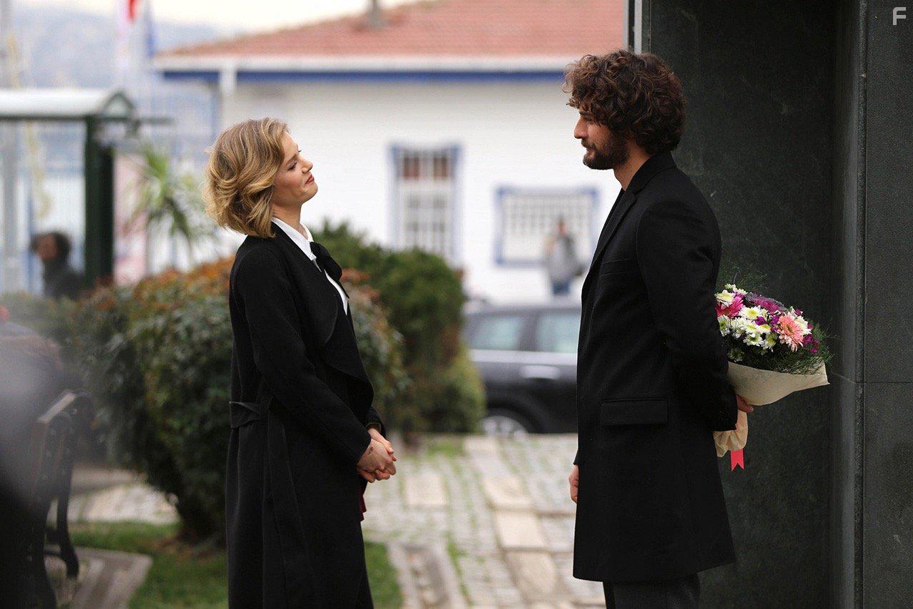Birkan Sokullu and Burcu Biricik in Hayat Sarkisi (2016)