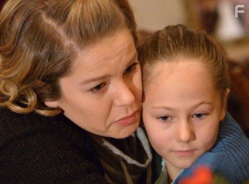 Burcu Biricik and Sibel Melek Arat in Hayat Sarkisi (2016)