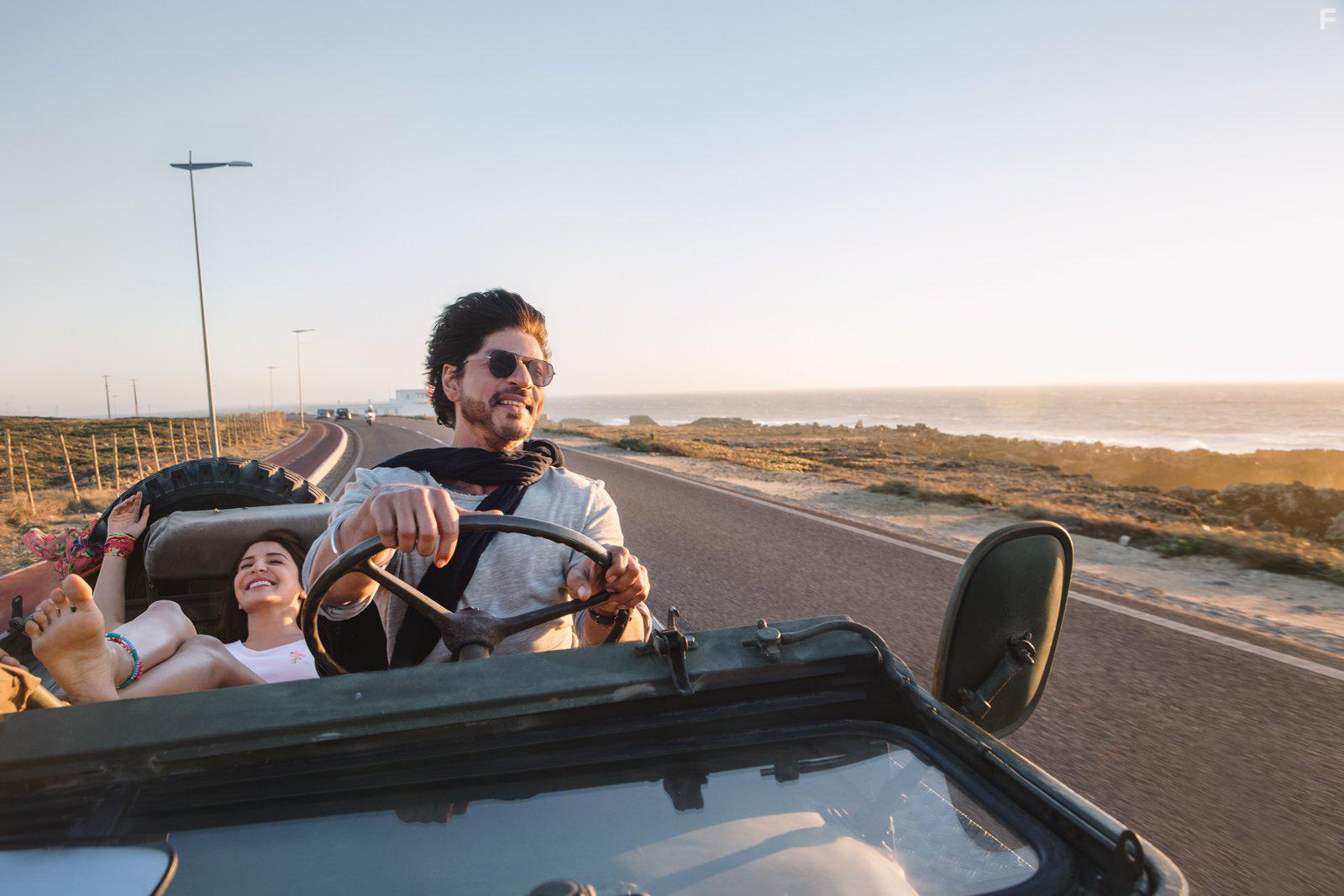 Shah Rukh Khan and Anushka Sharma Kohli in Jab Harry met Sejal (2017)