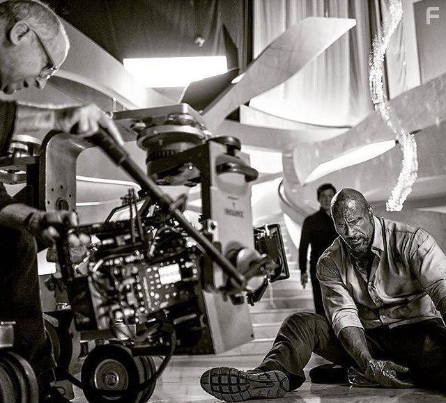 Dwayne Johnson in Skyscraper (2018)