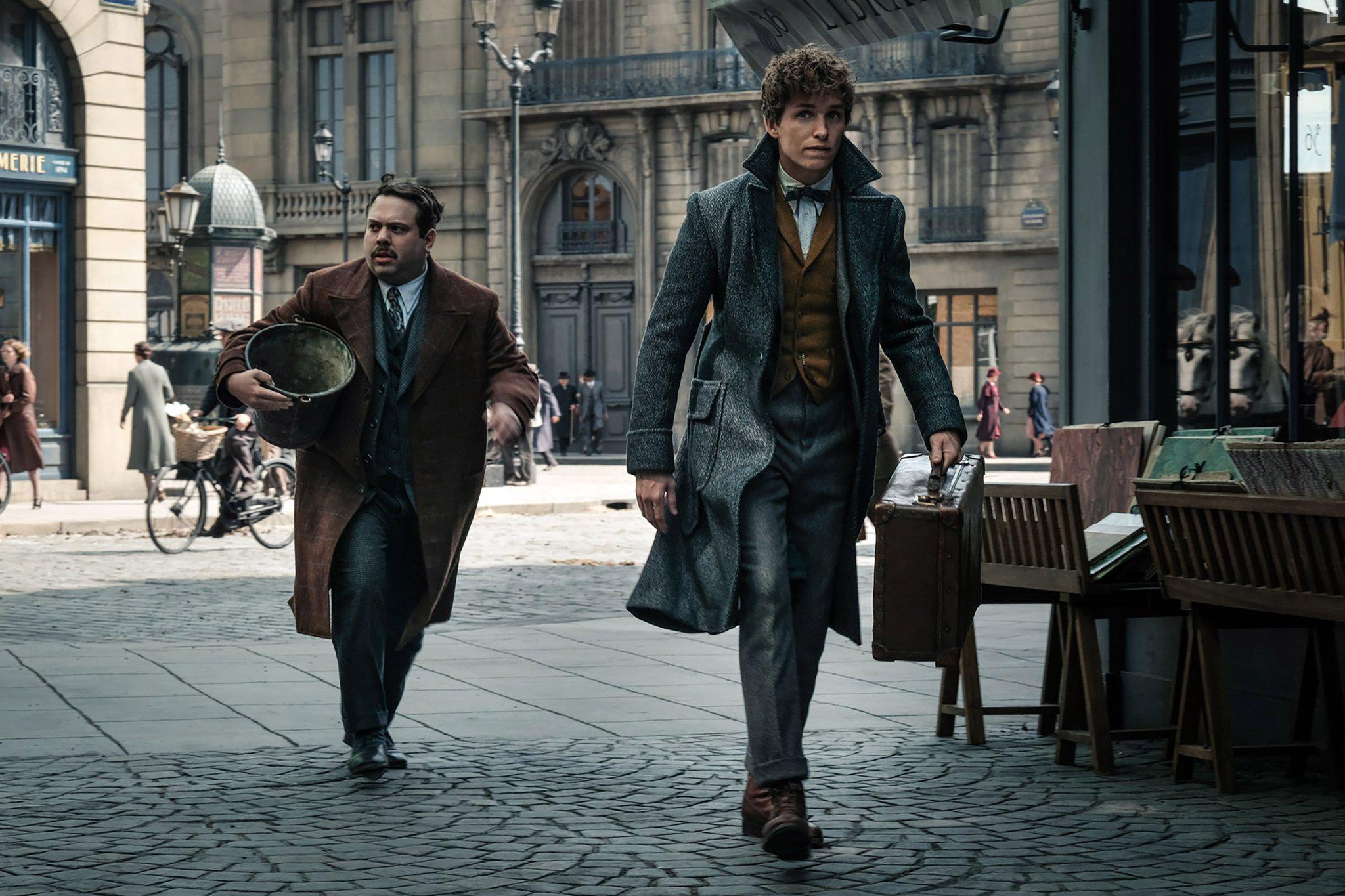 Dan Fogler and Eddie Redmayne in Fantastic Beasts: The Crimes of Grindelwald (2018)