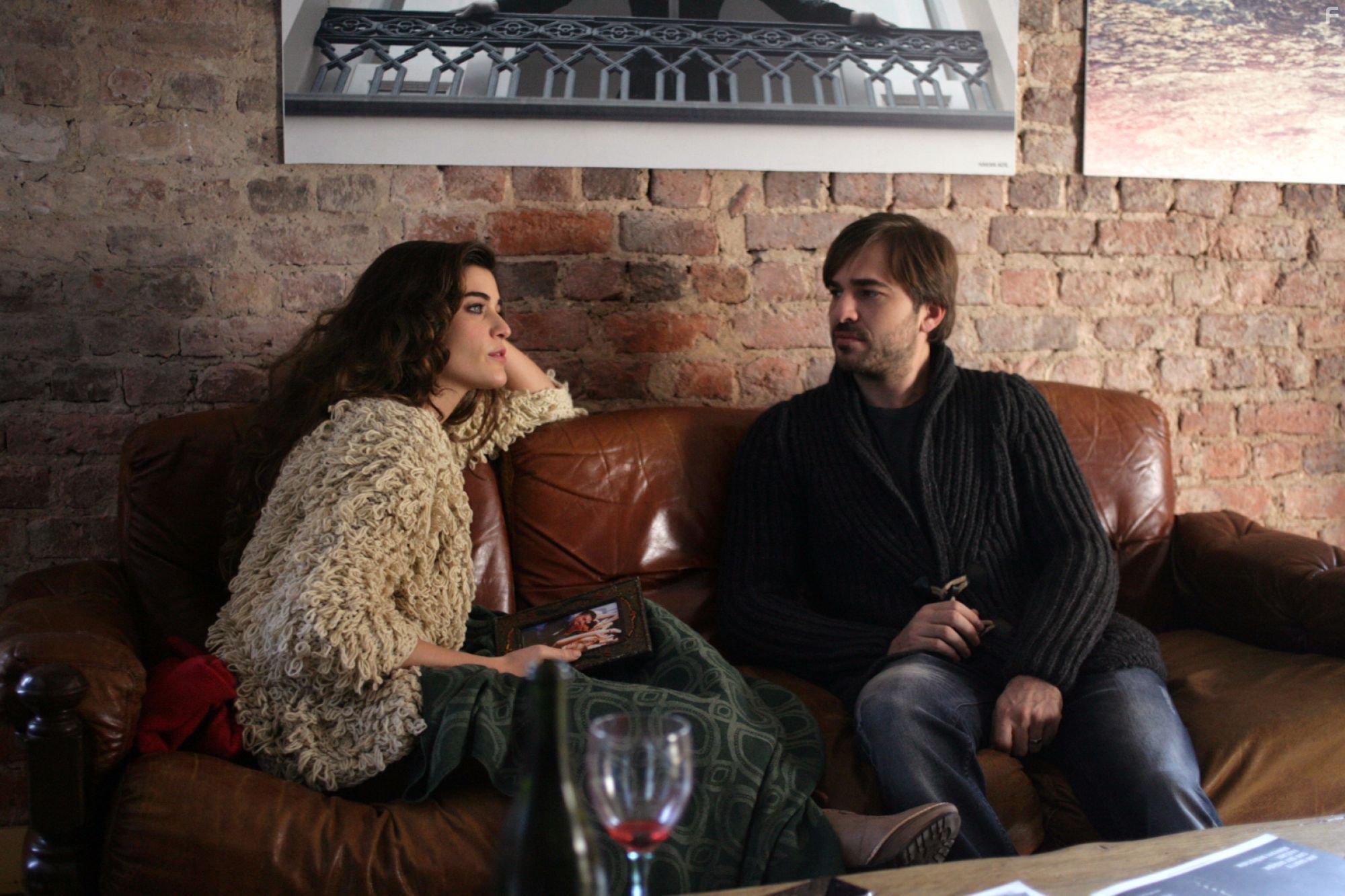 Engin Altan Dzyatan and Berrak Tznata in Son (2012)