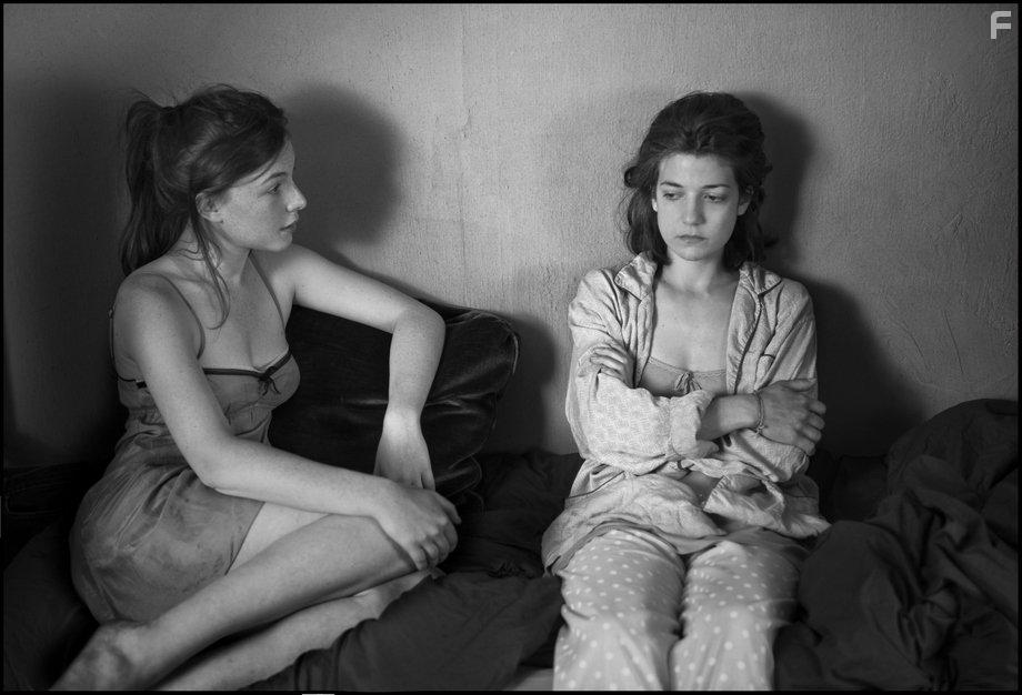 Esther Garrel and Louise Chevillotte in L'amant d'un jour (2017)