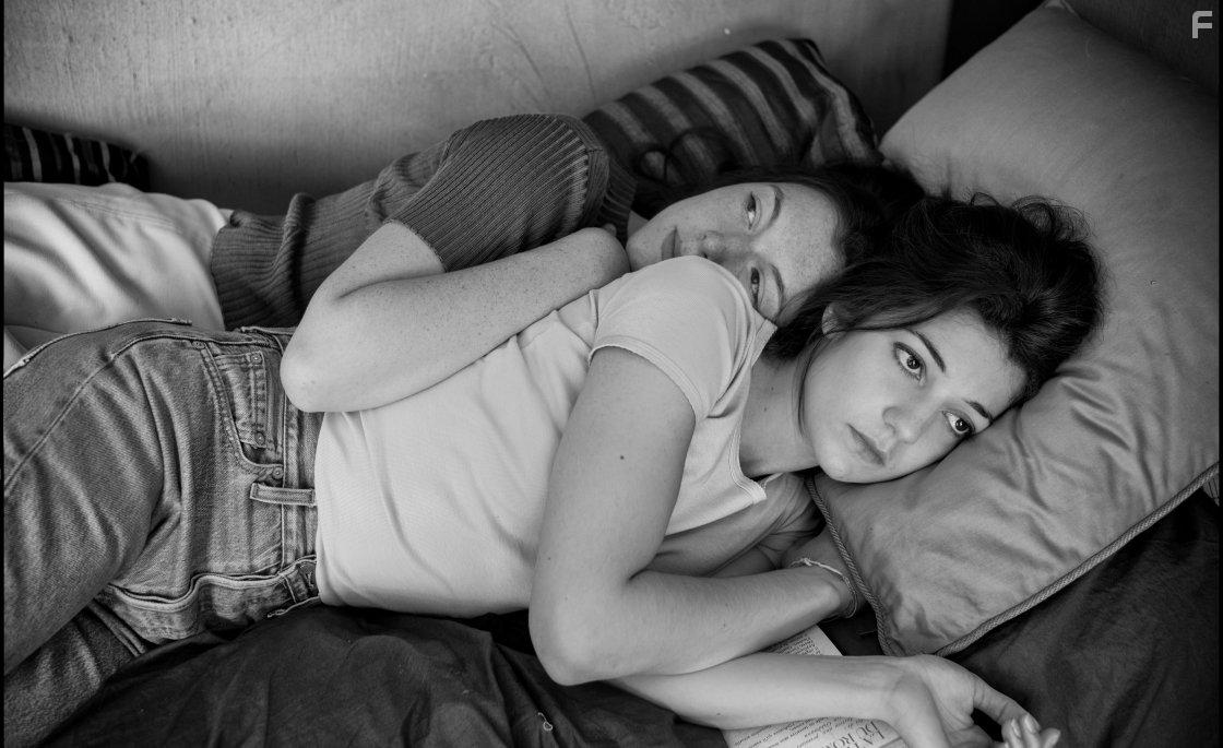 Esther Garrel and Louise Chevillotte in L'amant d'un jour (2017)