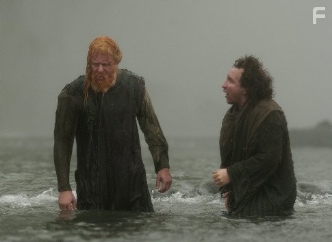 Stellan Skarsg?rd and Eddie Marsan in Беовульф и Грендель (2005)