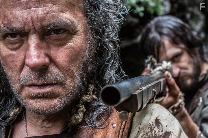 Jos Coronado and Ral Arvalo in Oro (2017)