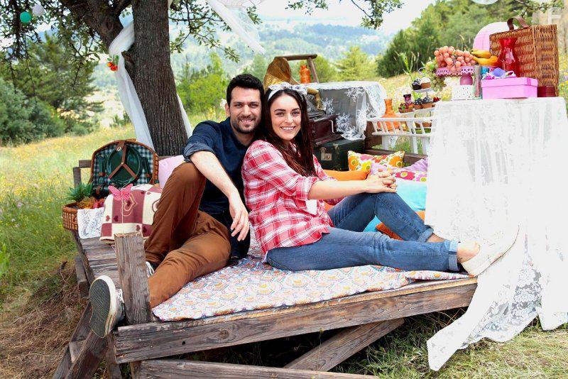 Murat Yildirim and Ezgi Mola in Kocan Kadar Konus Dirilis (2016)