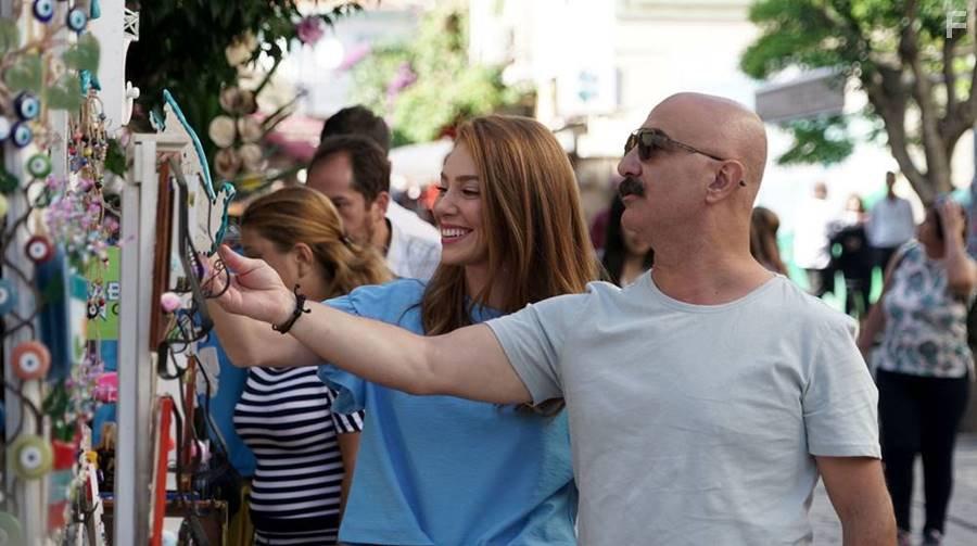 Cengiz Bozkurt and Elin Sangu in Mutluluk Zamani (2017)