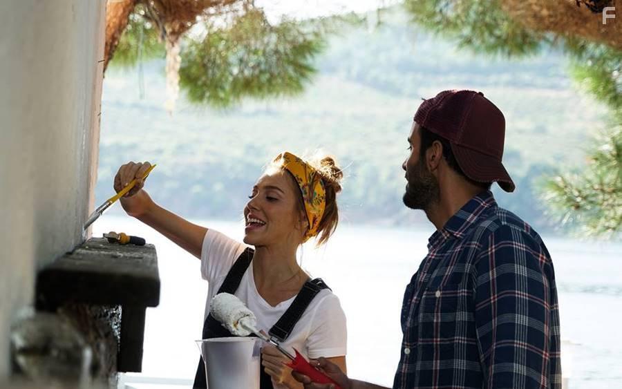 Elin Sangu and Baris Ardu in Mutluluk Zamani (2017)