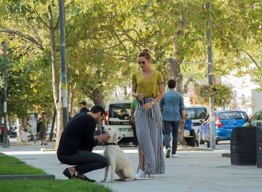 Sedef Avci and Baris Ardu in Mutluluk Zamani (2017)