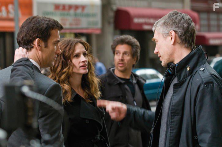 Julia Roberts, Tony Gilroy, and Clive Owen in Duplicity (2009)