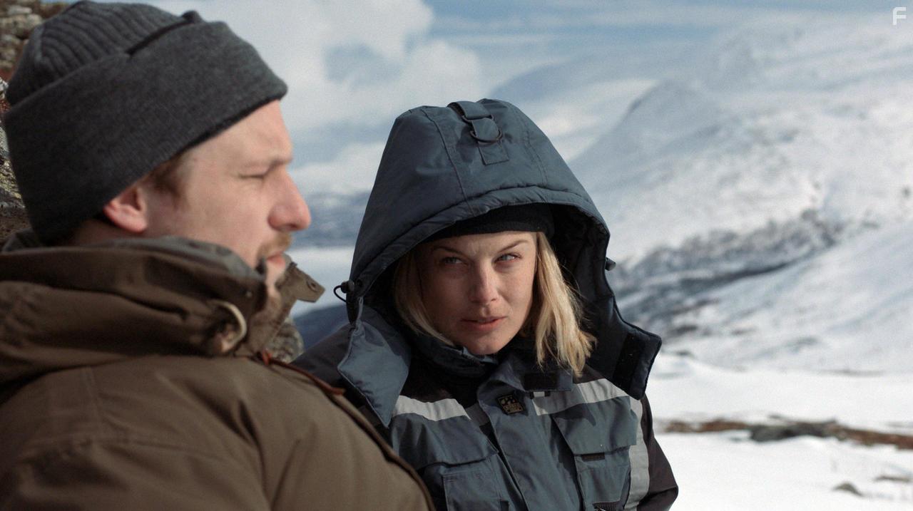 Jakob hrman and Ida Engvoll in Rebecka Martinsson: Svart stig: Del 1 (2017)