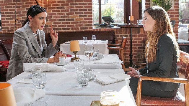 Sevval Sam and Eda Ece in Altin Tepsi (2018)