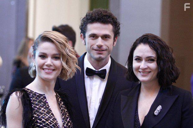 Ceyda Dvenci, Yigit Kirazci, and Burcu Biricik in 8 Gun (2018)