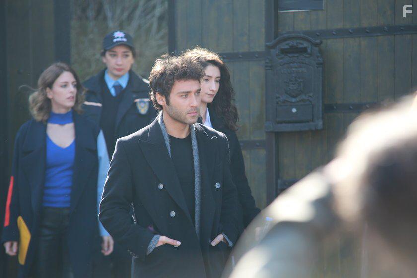 Bige nal and Sekin zdemir in Tehlikeli Karim (2018)