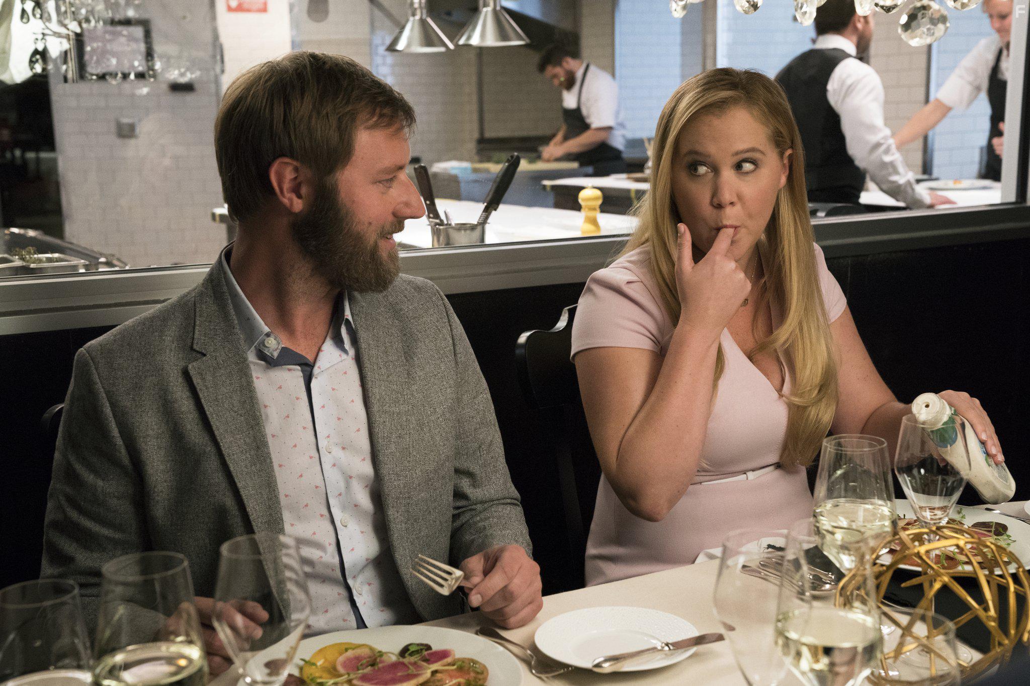 Amy Schumer and Rory Scovel in I Feel Pretty (2018)