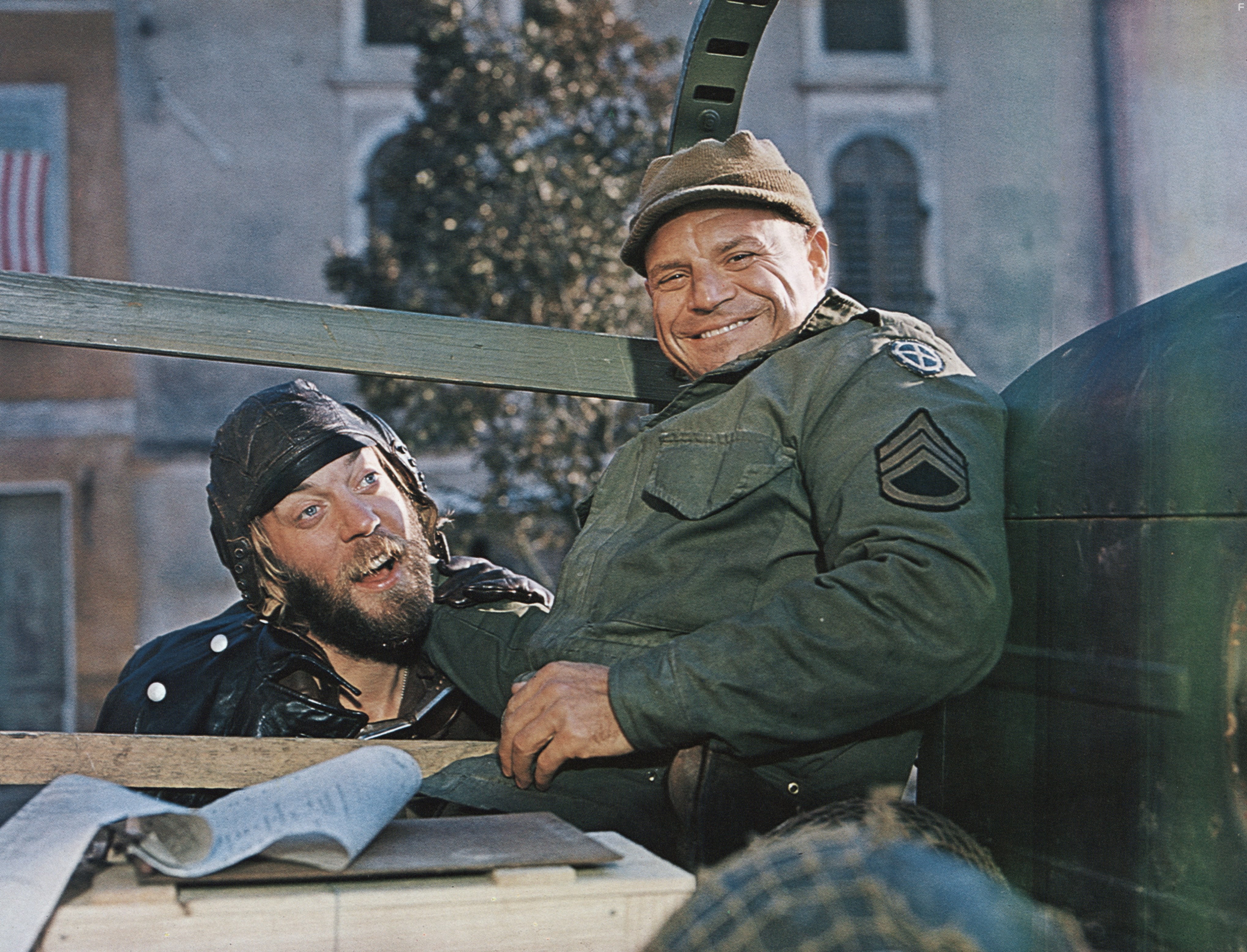 Donald Sutherland and Don Rickles in Герои Келли (1970)