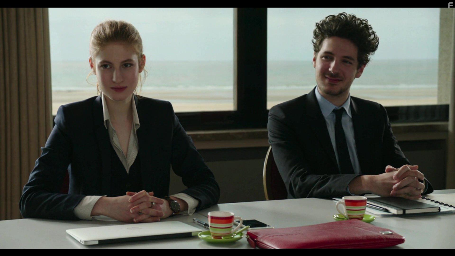 Agathe Bonitzer and Vincent Lacoste in Tout de suite maintenant (2016)