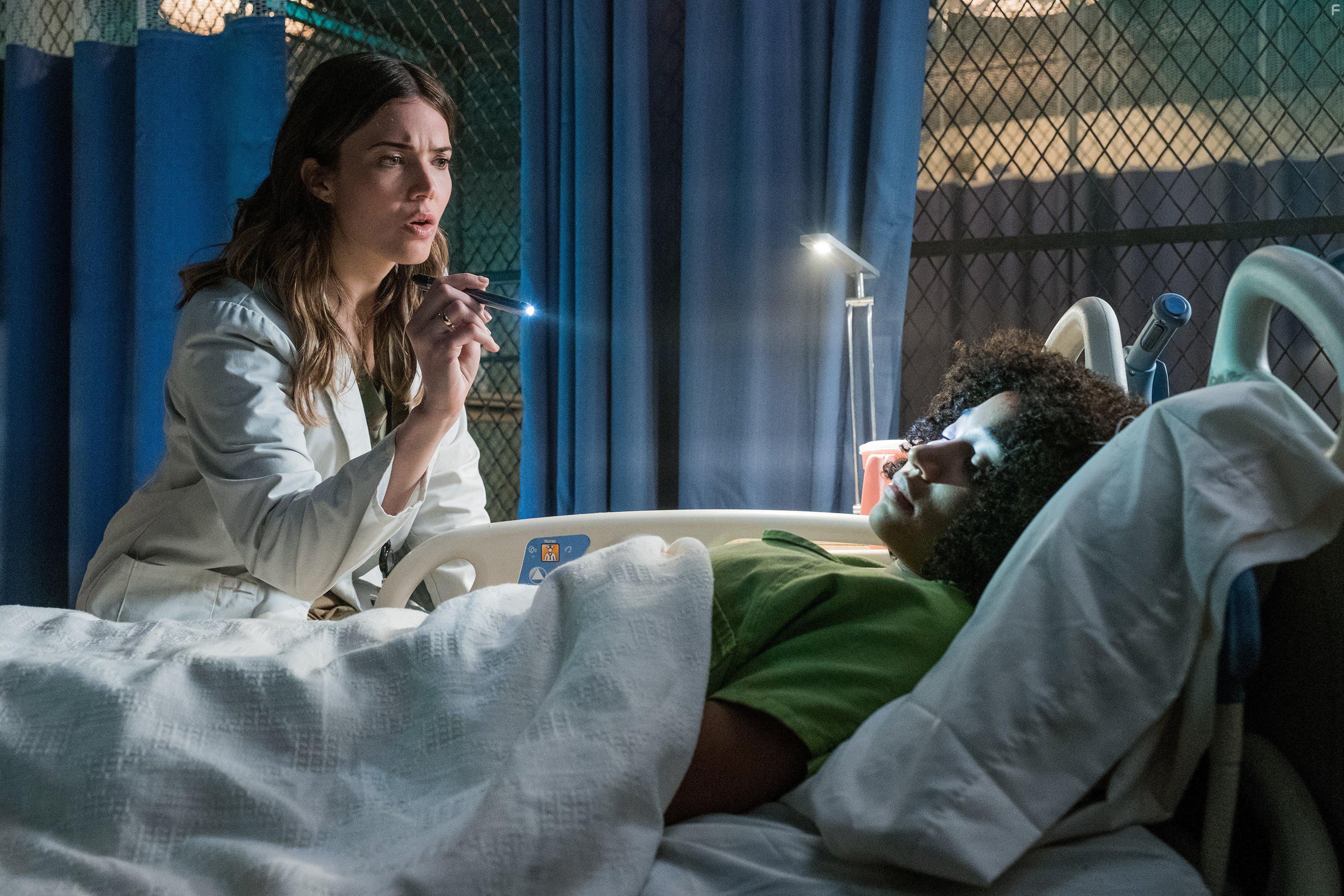 Mandy Moore and Amandla Stenberg in The Darkest Minds (2018)