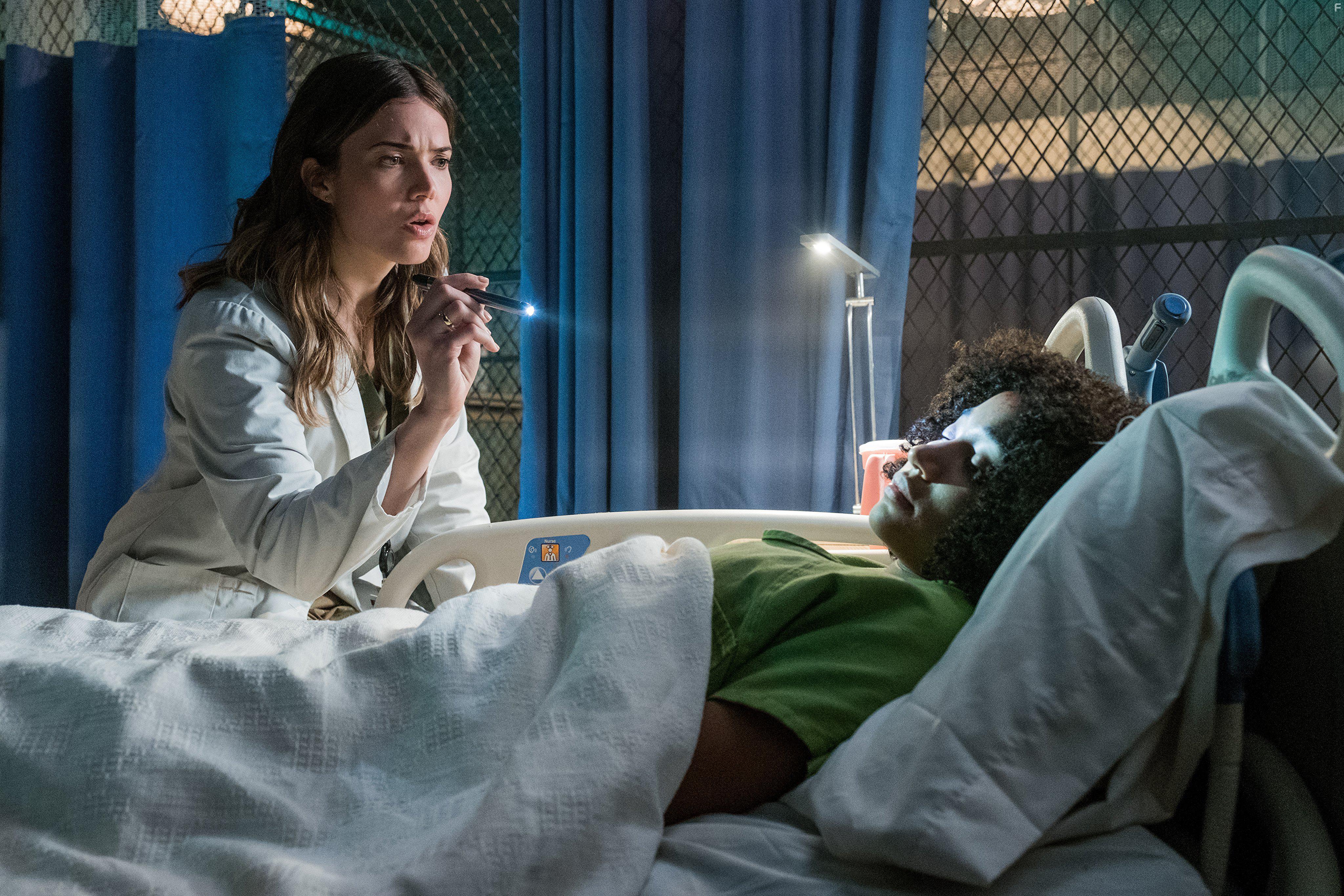 Mandy Moore and Amandla Stenberg in The Darkest Minds (2018)